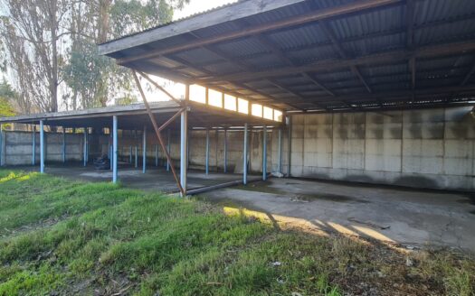 Amplio sitio en Huertos Familiares