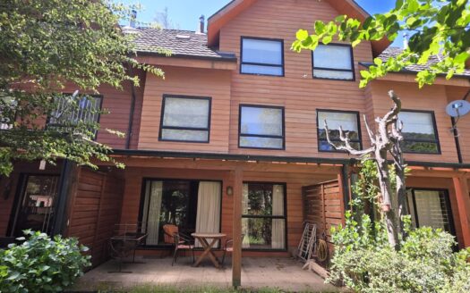Se vende casa amoblada dentro de condominio en Pucón
